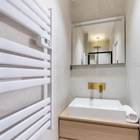 Stylish Duplex For 4 In Bastille Daire