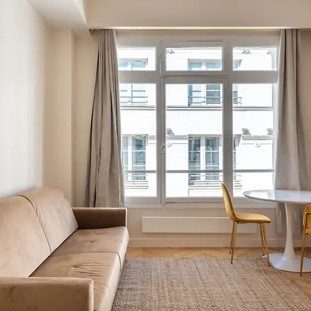 Stylish Duplex For 4 In Bastille Daire