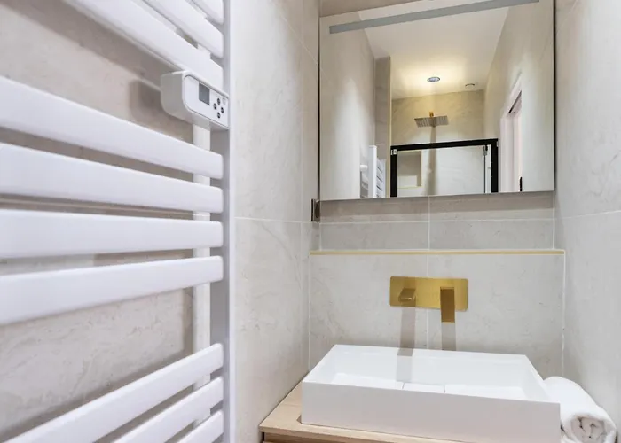 Stylish Duplex For 4 In Bastille アパート
